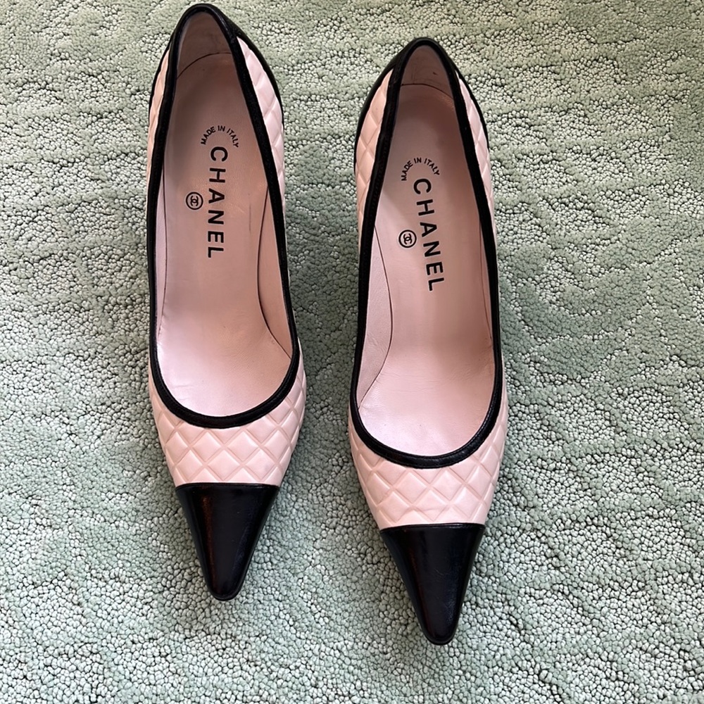CHANEL/Pumps/ size 371/2/ Black and Tan/Mint Condition/